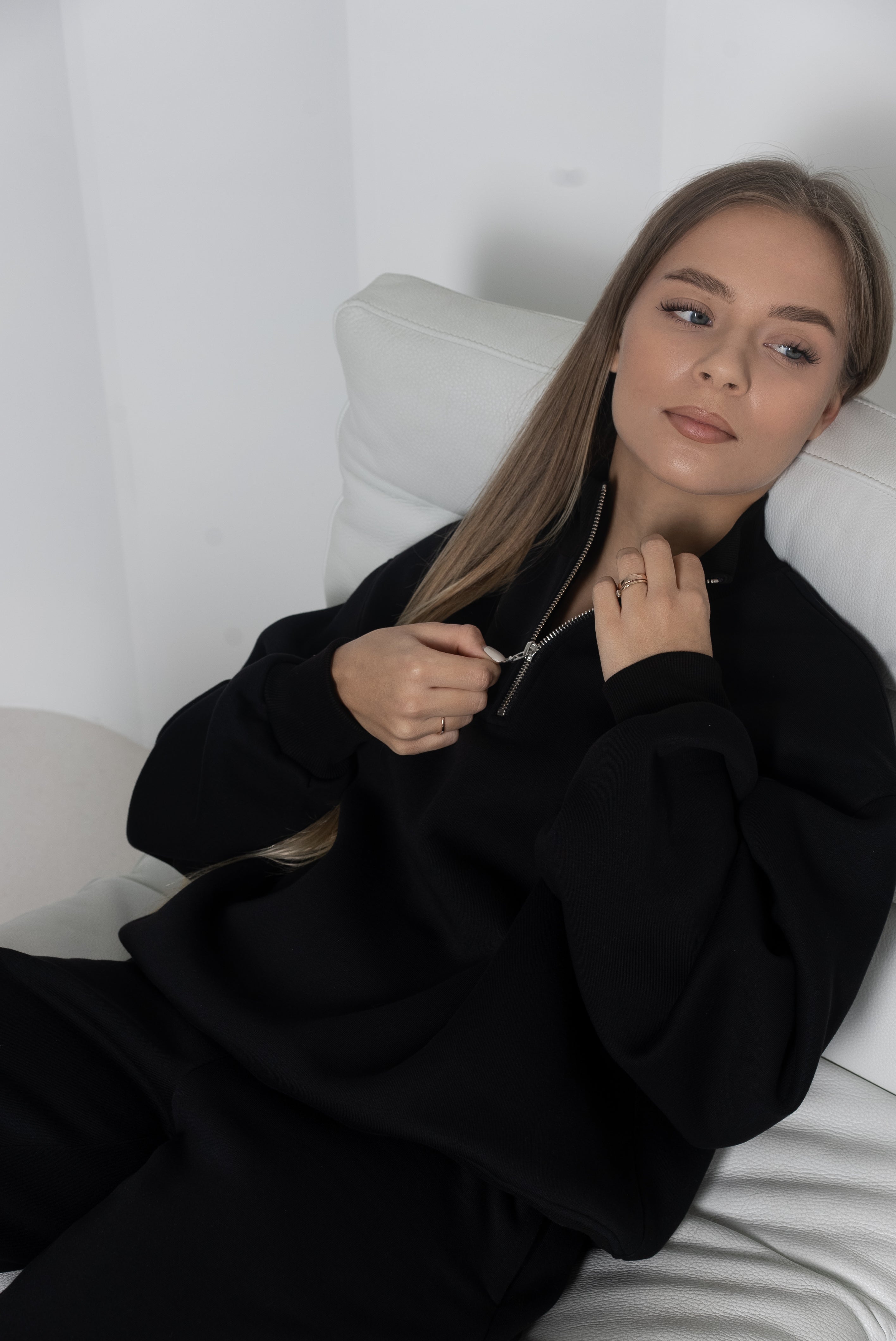 COLLAR ZIP IN BLACK